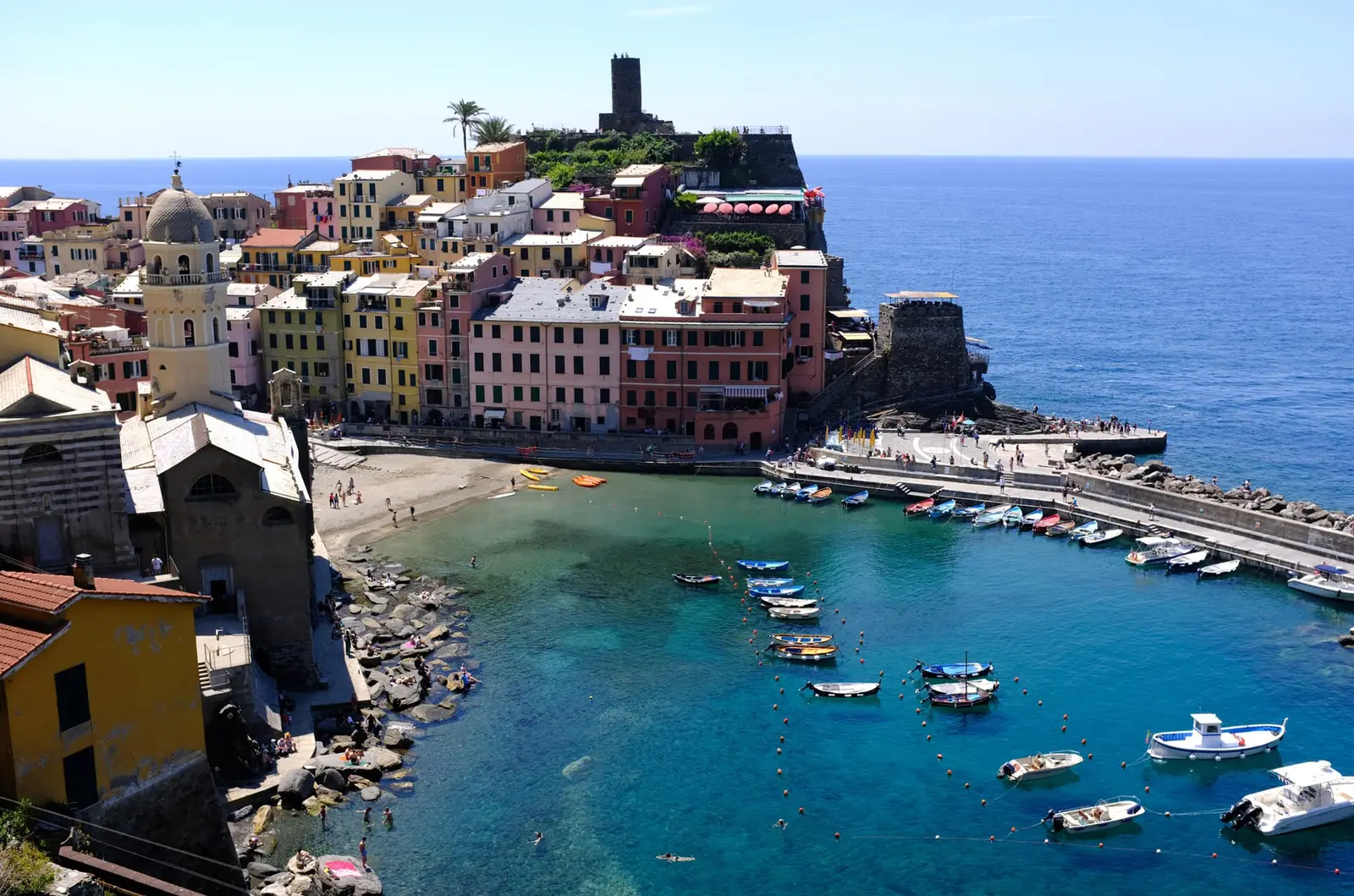 Bunte Häuser über dem Meer in den Cinque Terre