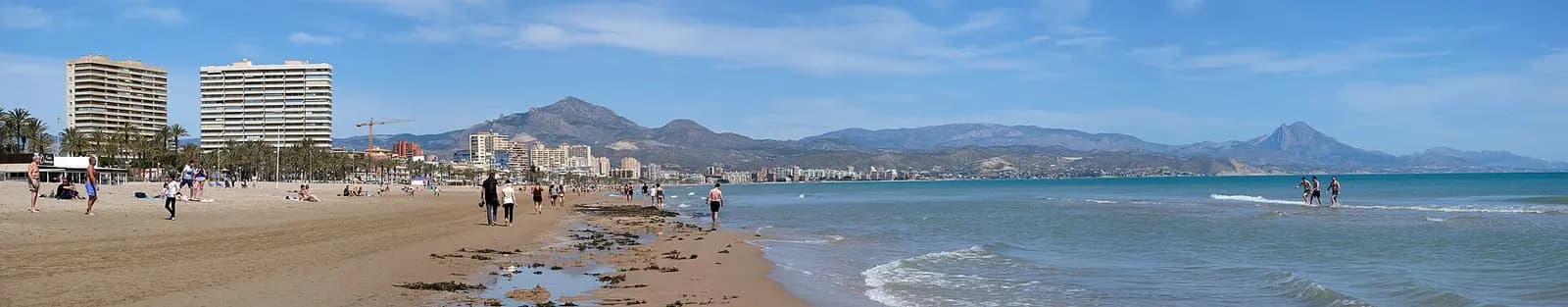 Bucht mit hellem Sand an der Costa Blanca