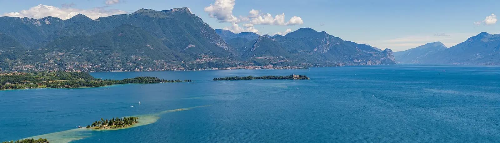 Uferort am Gardasee mit Bergen