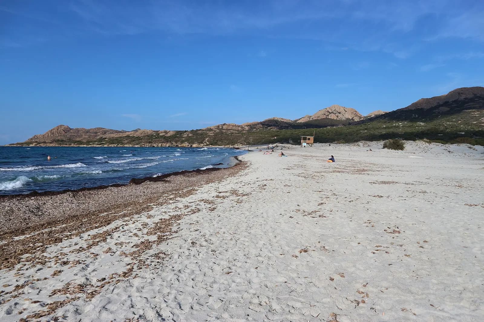 Bucht mit rotem Fels auf Korsika