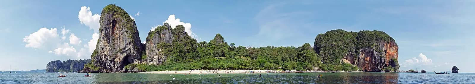 Kalksteinfelsen und Strand in Krabi