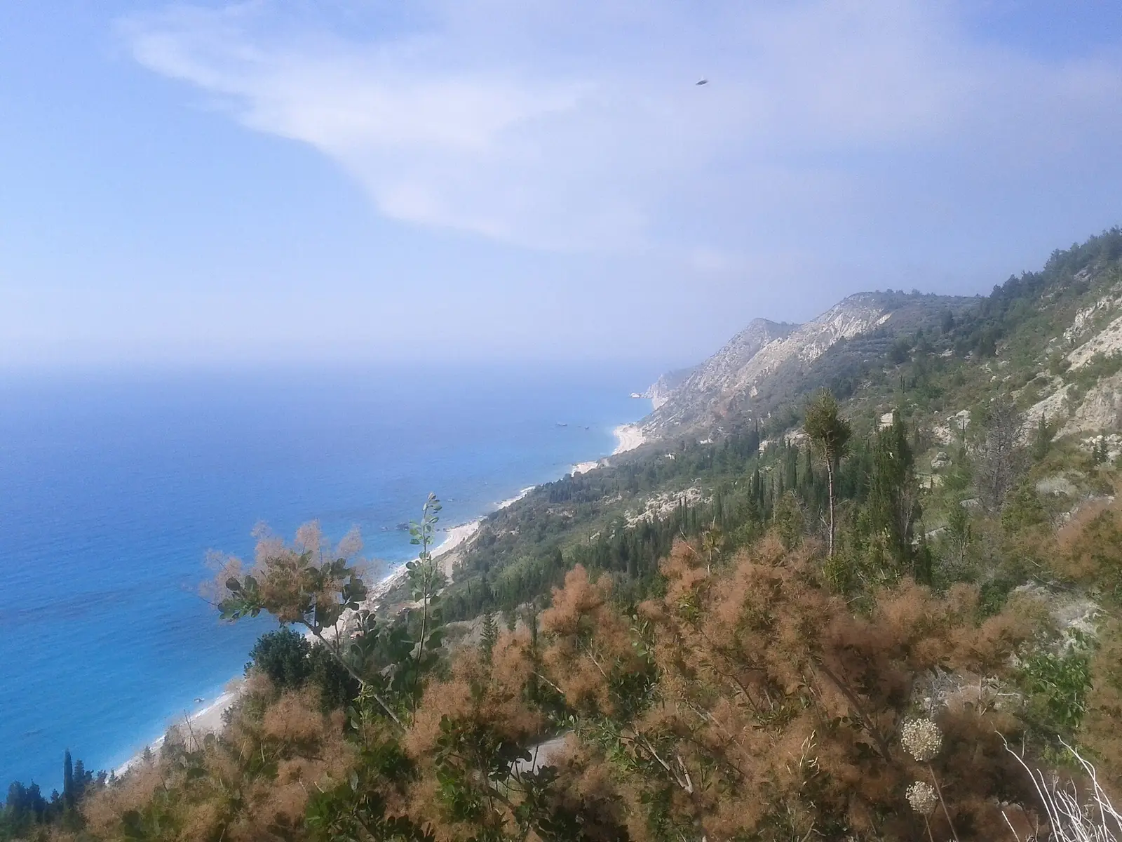 Steilküste mit türkisem Meer auf Lefkada