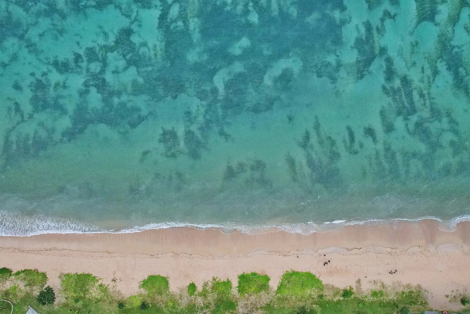Strand und Vulkan auf Lombok