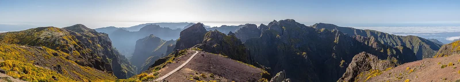 Grüne Steilküste über dem Atlantik auf Madeira