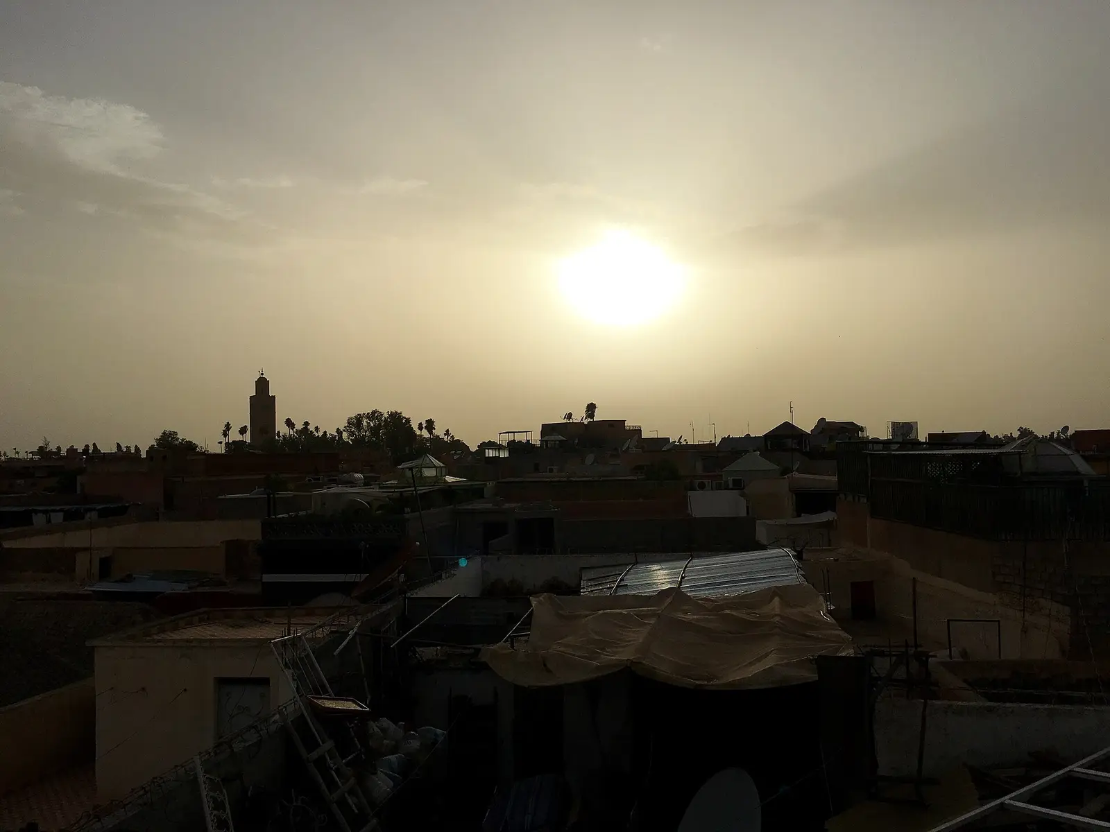 Souk und Minarett in der Altstadt von Marrakesch