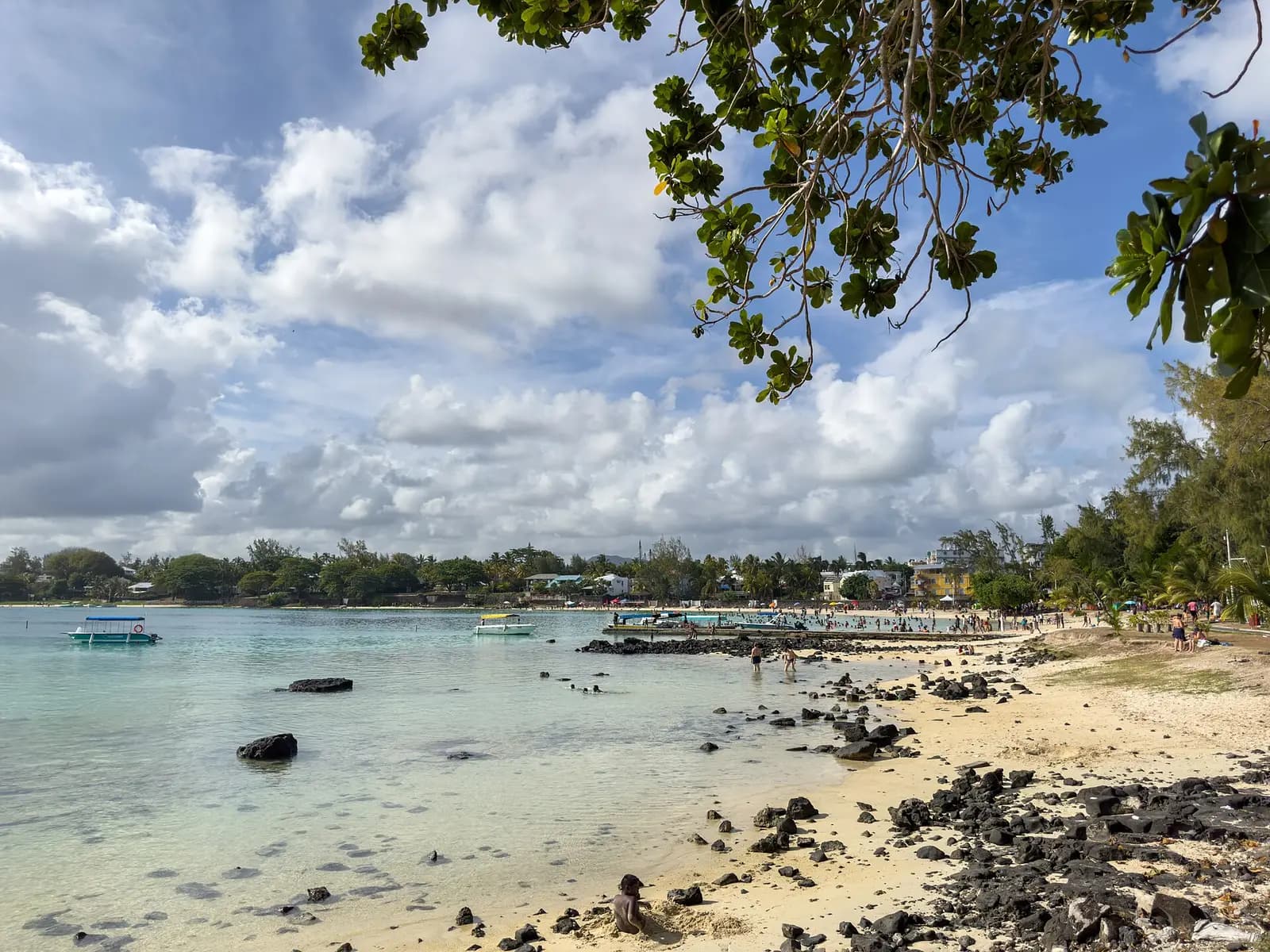 Türkise Lagune mit Palmen auf Mauritius