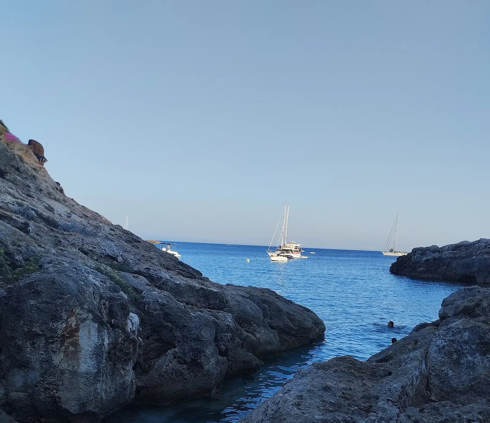 Türkise Bucht mit Kalksteinfelsen auf Menorca