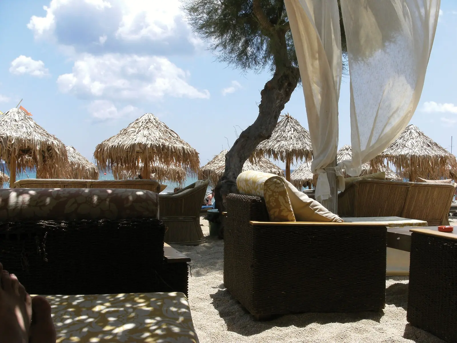 Weiße Windmühlen und Meer auf Mykonos