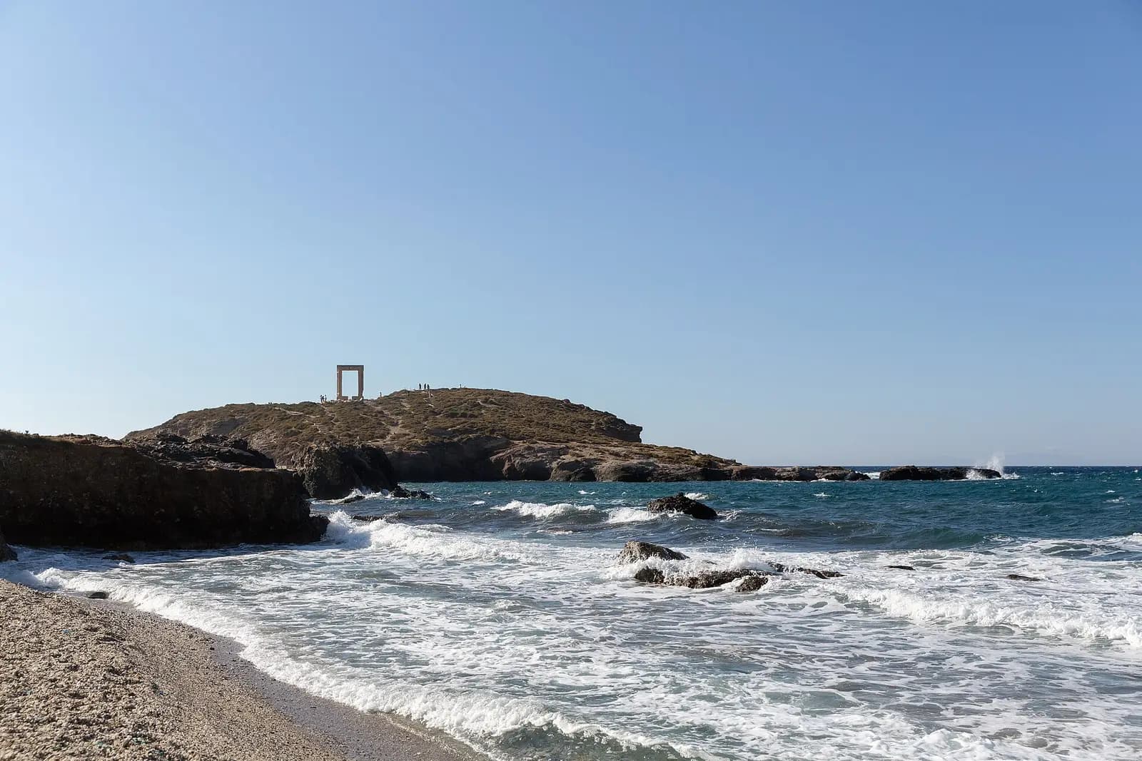 Sandstrand und Portara-Tor auf Naxos