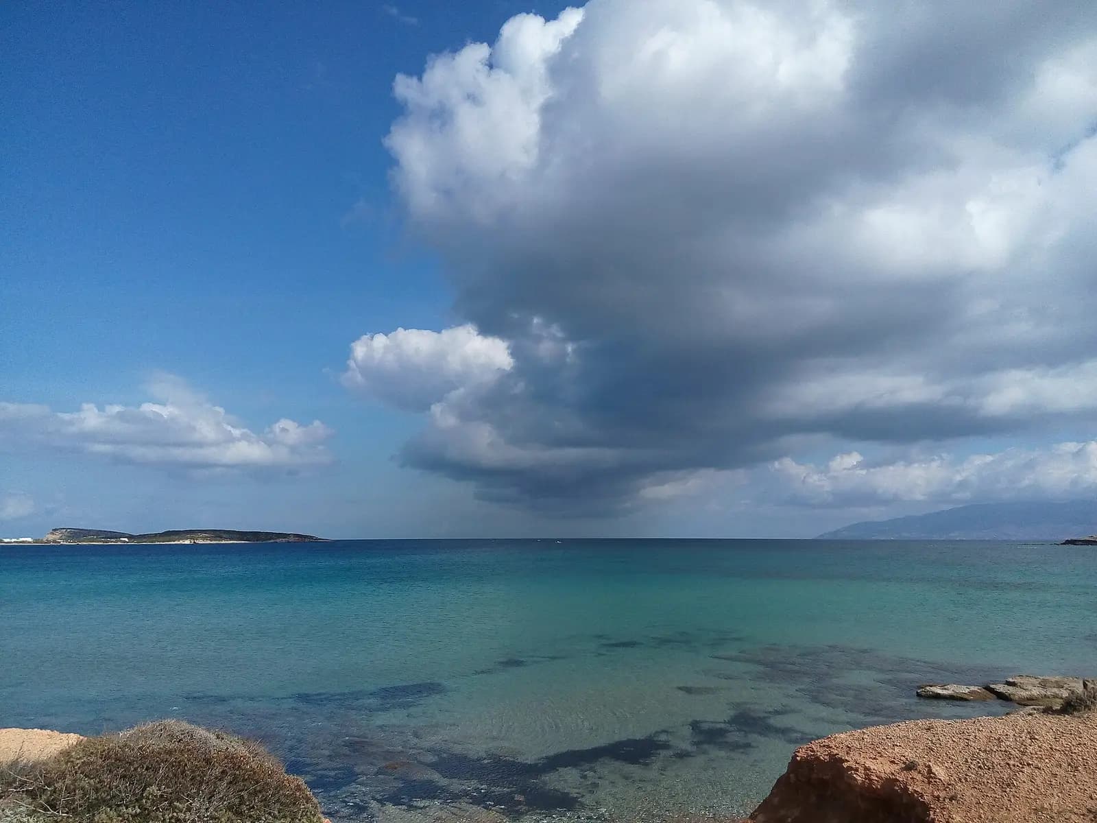 Hafenort mit Booten auf Paros