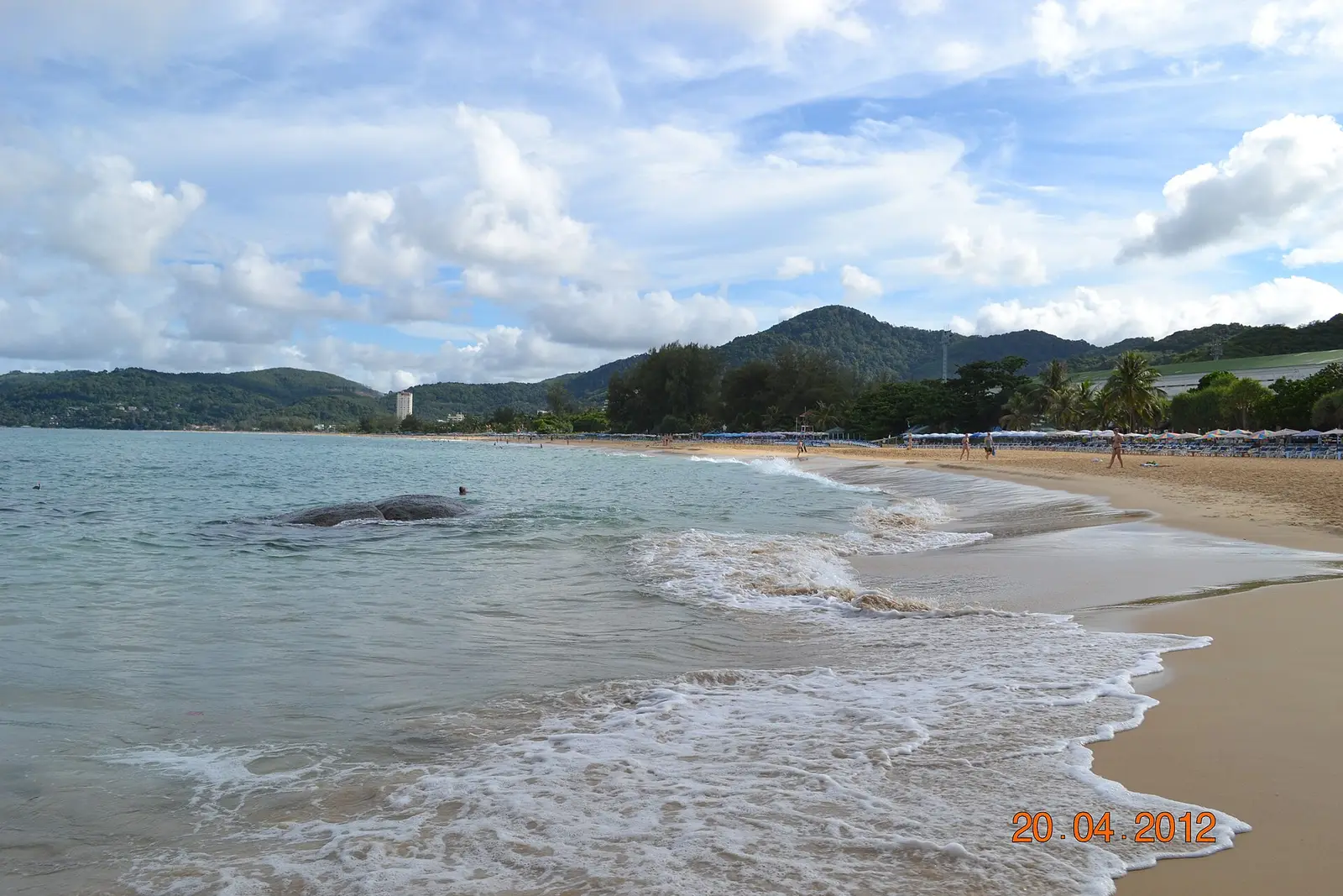 Kalksteinfelsen und Strand bei Phuket